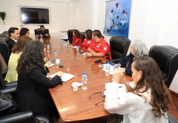 Reunión entre las autoridades y delegados de la Cruz Roja y el Programa Mundial de Alimentos. Foto: Cortesía