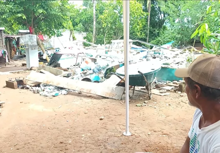La vivienda quedó reducida a escombros, pero los 12 integrantes de esta familia de Soná siguen juntos, aferrados a la fe y a la esperanza de empezar de nuevo.