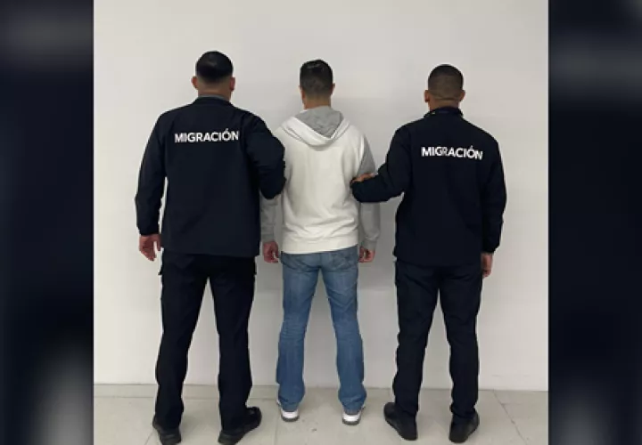 El tico tenía una orden de arresto en Estados Unidos por estafa y viajaba hacia Colombia.  /  Foto: Migración Panamá