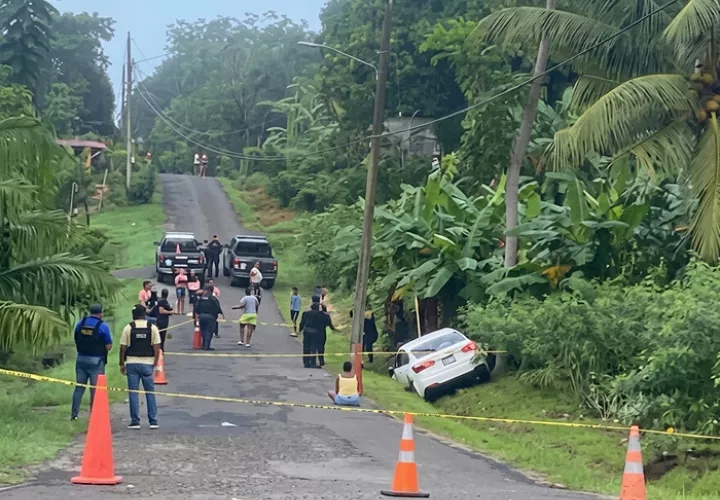 El carro quedó metido en la cuneta que está en la orilla de la vía.  / Foto: chilibre_panama