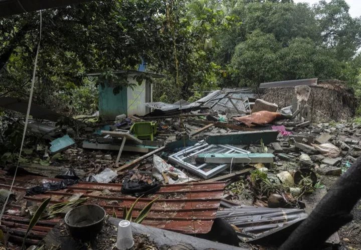 Escombros de una vivienda tras el colapso producido por el terremoto del 9 de octubre en La Troncosa en Tonosí. Foto: EFE