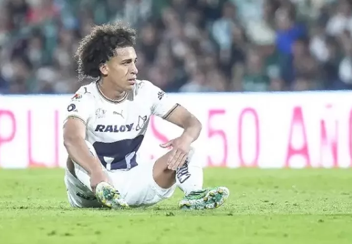 Adalberto 'Coco' Carrasquilla cuando quedó lesionado en el partido de Pumas ante el Santos Laguna.