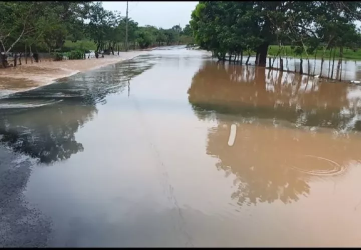 Las lluvias elevan el caudal de ríos en Veraguas. En Quebro, Mariato, el río amenaza con desbordarse y Sinaproc activa protocolos preventivos.