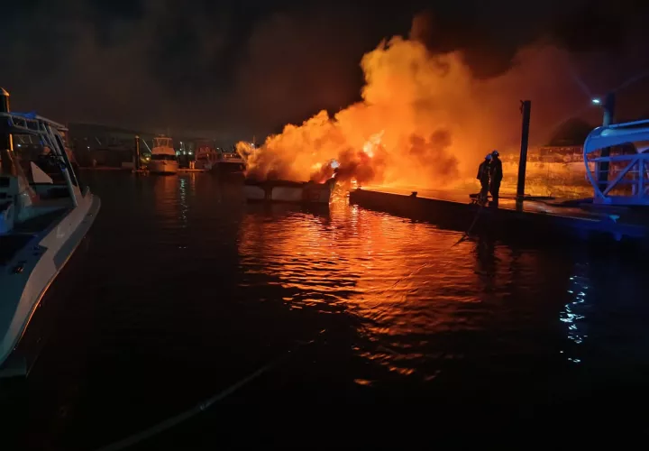 omberos atendieron un incendio en Flamenco Marina, Amador. Dos embarcaciones sufrieron daños y no hubo personas heridas.