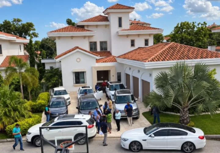 Nueve vehículos valorados en B/.987 mil fueron decomisados en una residencia de Santa María en 2020. 