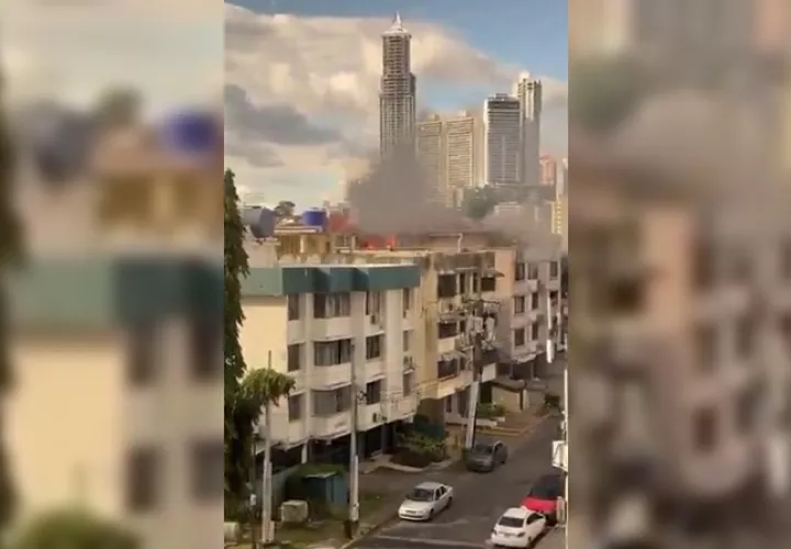 En las imágenes se aprecia una lengua de llamas saliendo de la parte superior del edificio.  / Captura de video