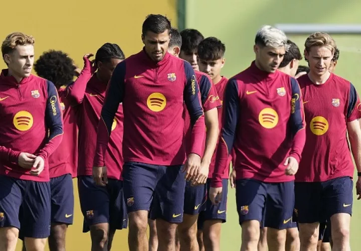 Futbolistas del Barcelona durante el entrenamiento del viernes. Foto: EFE