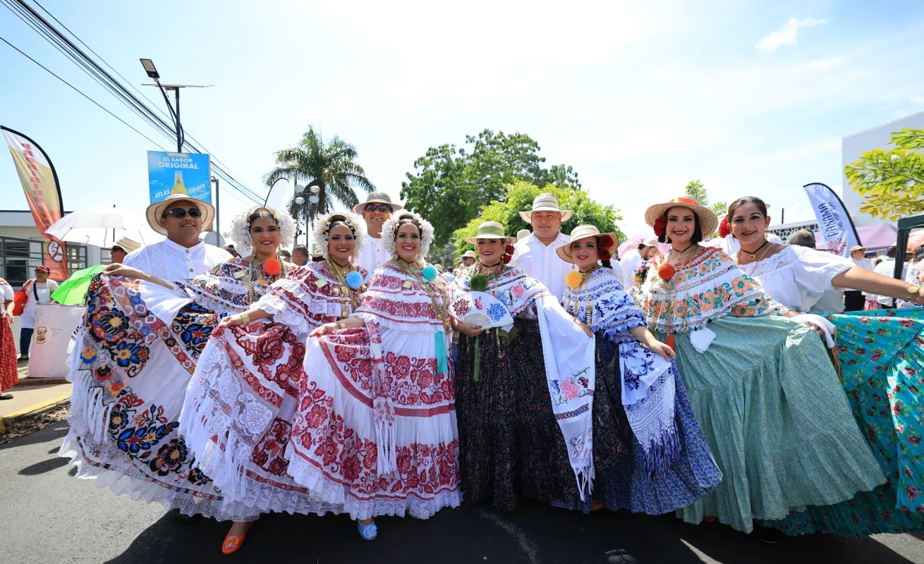 Las polleras reinas del desfile | Critica