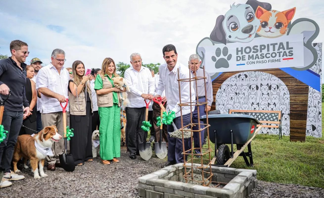 Cámara lista, perros felices y pala en mano. Arranca la obra para los firus