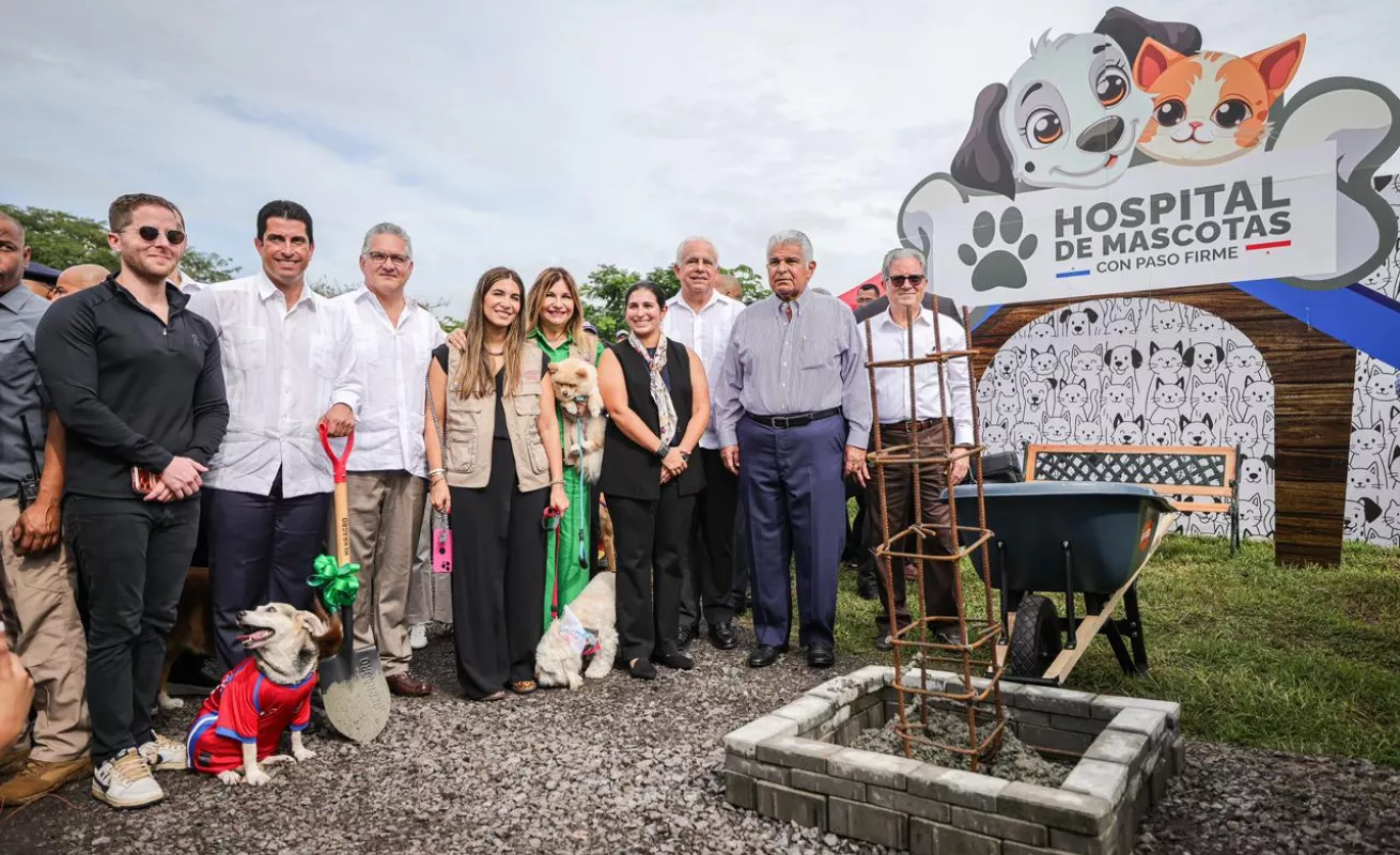 Cámara lista, perros felices y pala en mano. Arranca la obra para los firus
