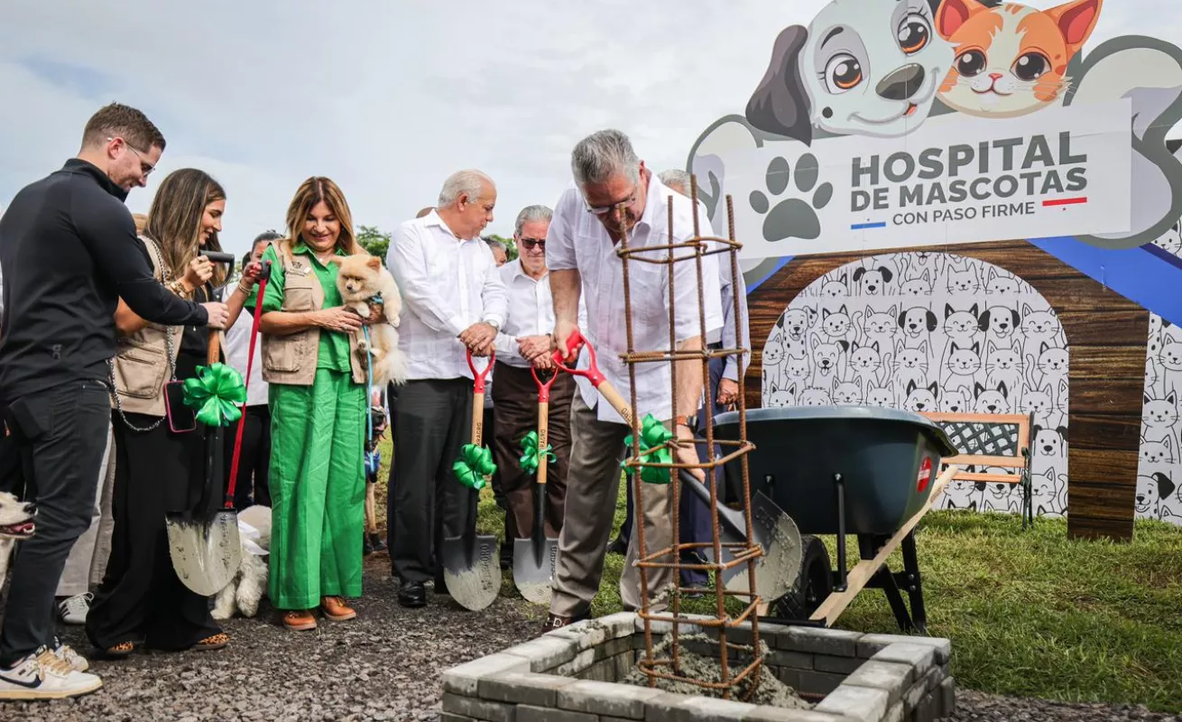 Cámara lista, perros felices y pala en mano. Arranca la obra para los firus