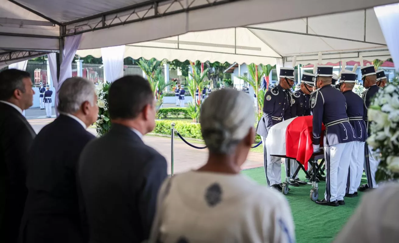 Último adiós con honores para capitán de la policía asesinado en Caimitillo 