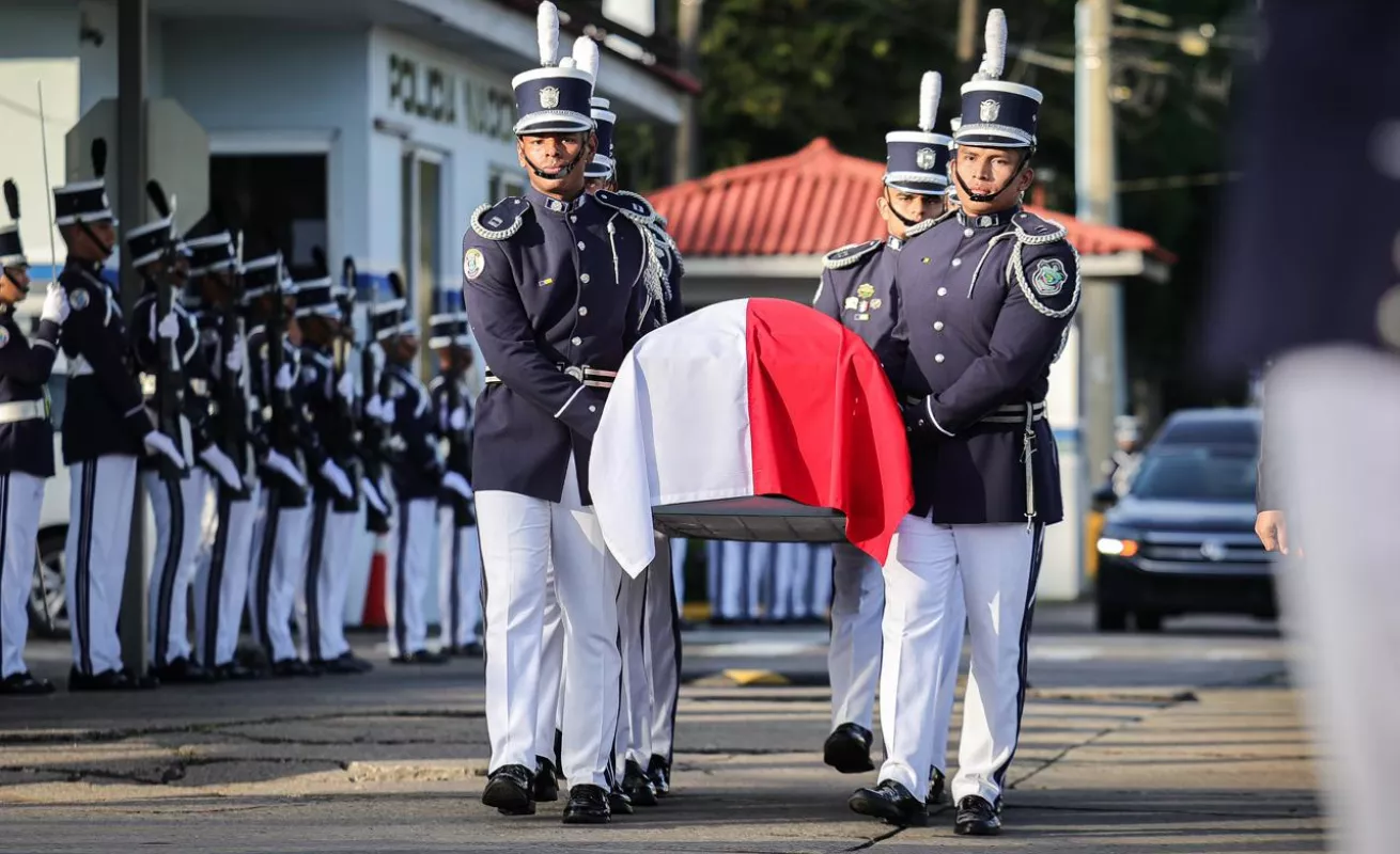 Último adiós con honores para capitán de la policía asesinado en Caimitillo 