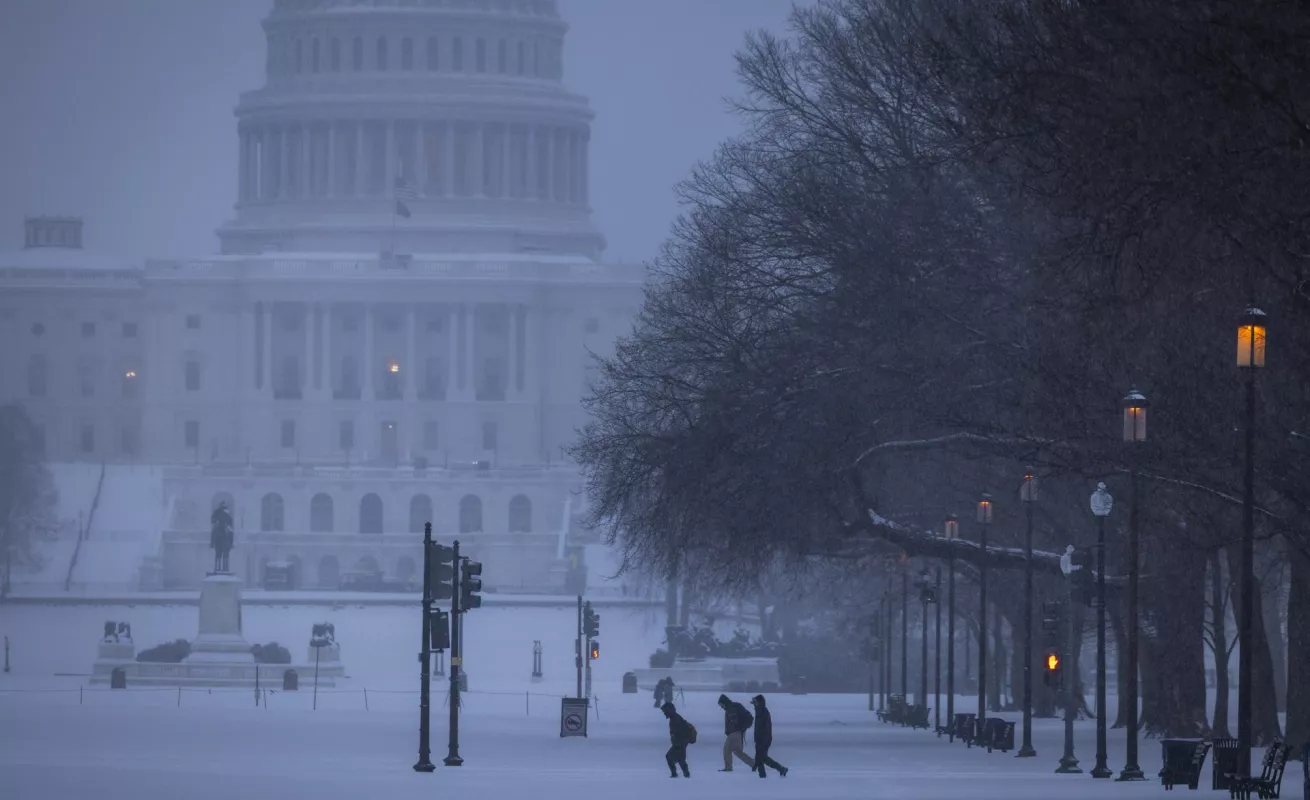 Frío sin piedad: tormenta invernal castiga a 700 mil en EE.UU.