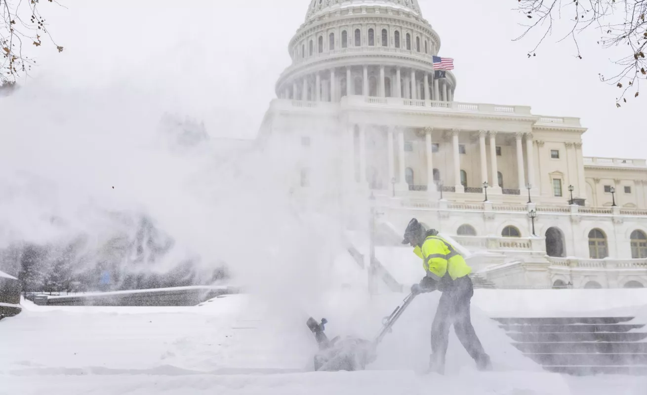 Frío sin piedad: tormenta invernal castiga a 700 mil en EE.UU.