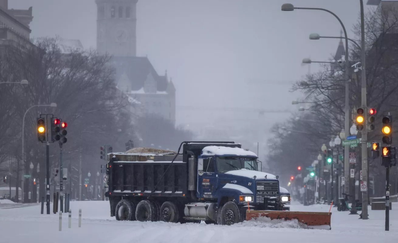 Frío sin piedad: tormenta invernal castiga a 700 mil en EE.UU.