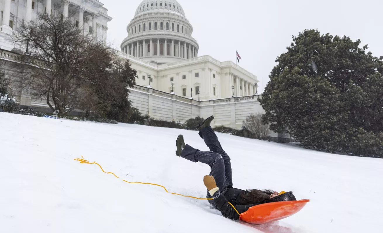 Frío sin piedad: tormenta invernal castiga a 700 mil en EE.UU.