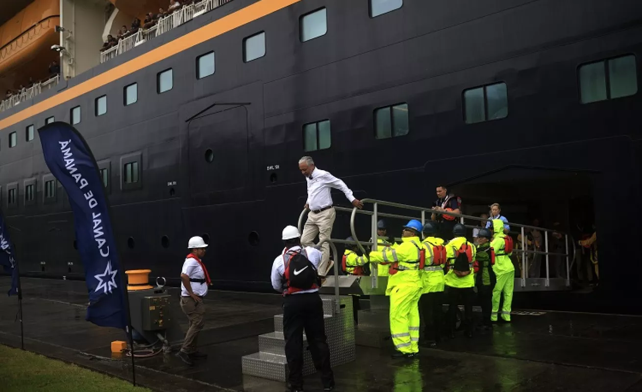 Crucero Disney Adventure con más de 6,500 pasajeros cruza el Canal de Panamá