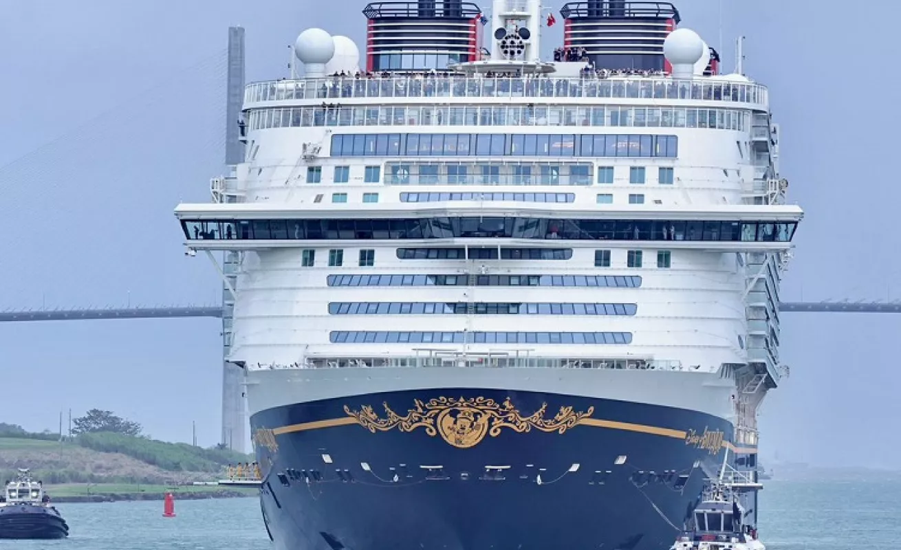 Crucero Disney Adventure con más de 6,500 pasajeros cruza el Canal de Panamá