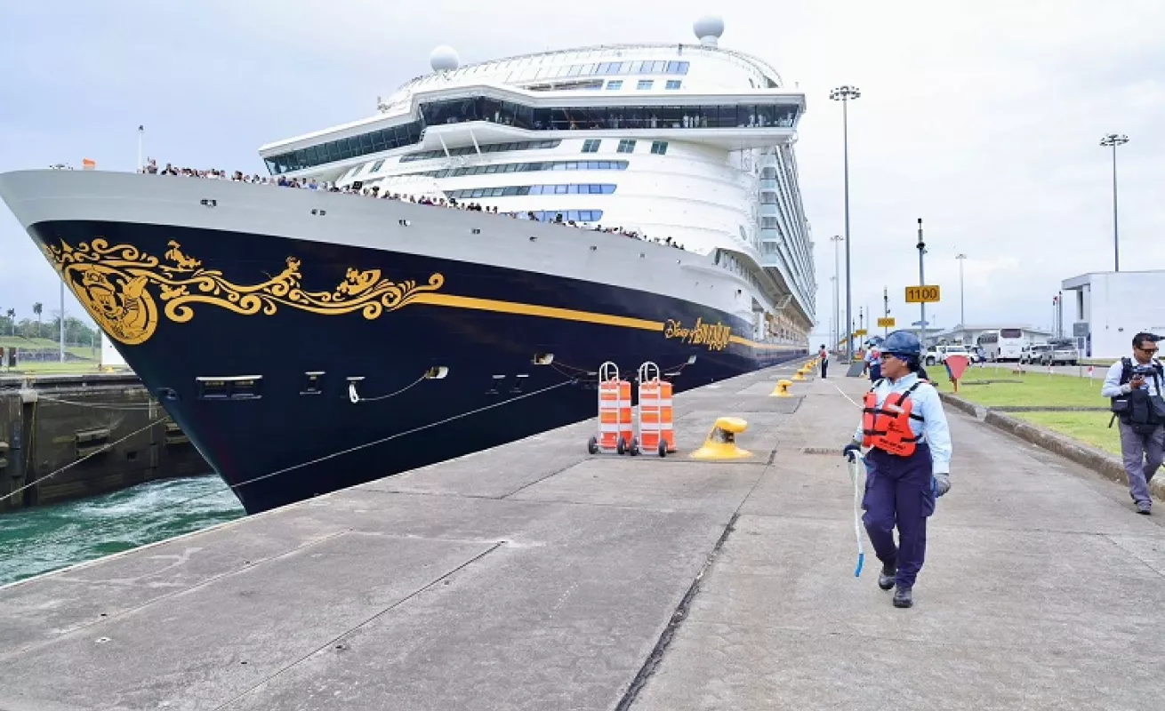 Crucero Disney Adventure con más de 6,500 pasajeros cruza el Canal de Panamá