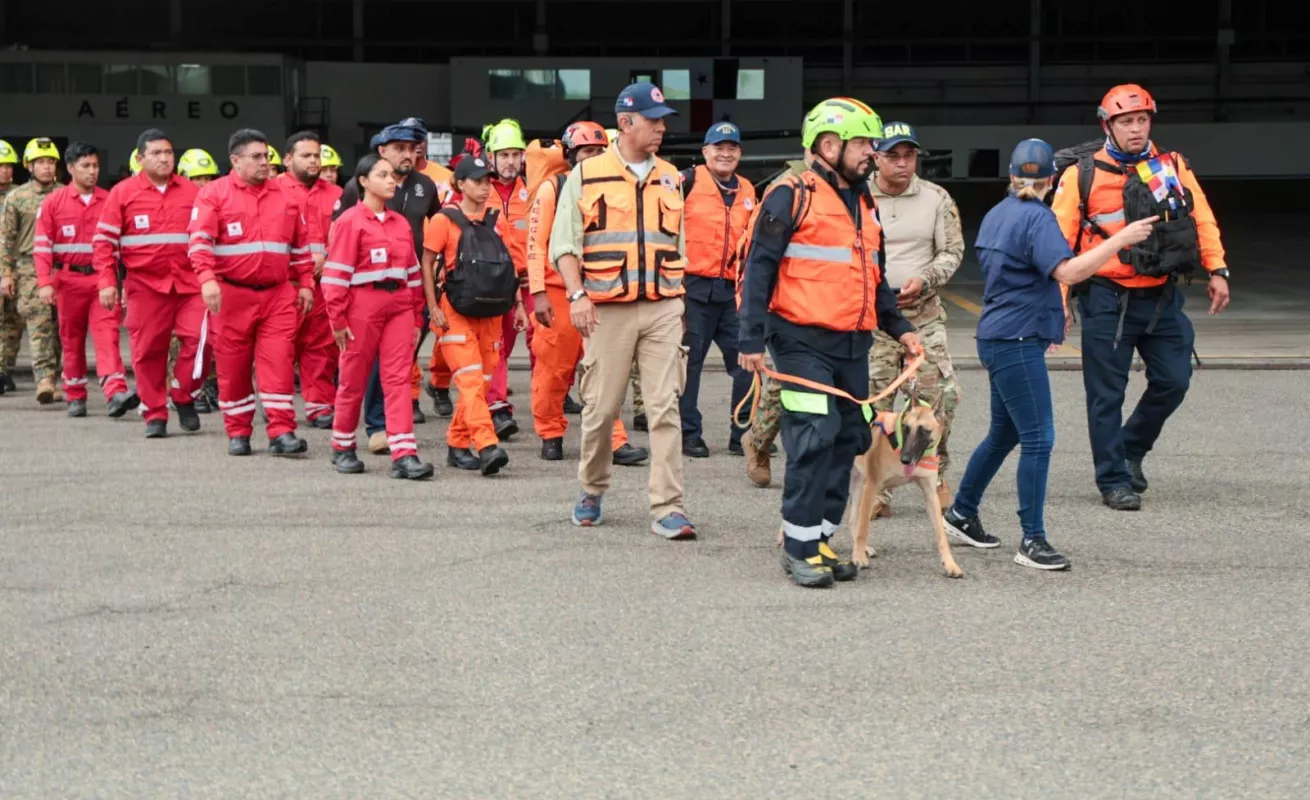 Rescatistas panameños rumbo a Venezuela. ¡Dios los proteja, hermanitos! 