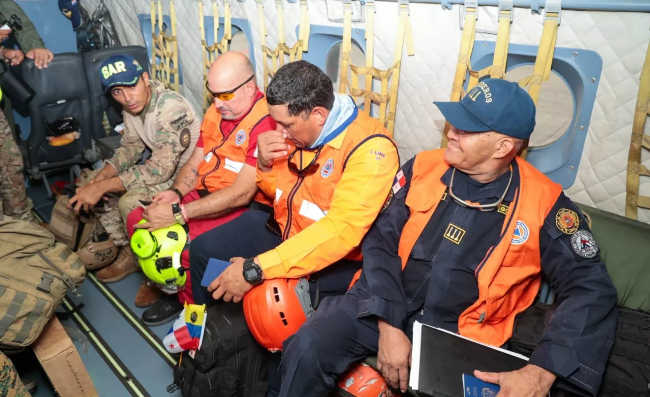 Rescatistas panameños rumbo a Venezuela. ¡Dios los proteja, hermanitos! 
