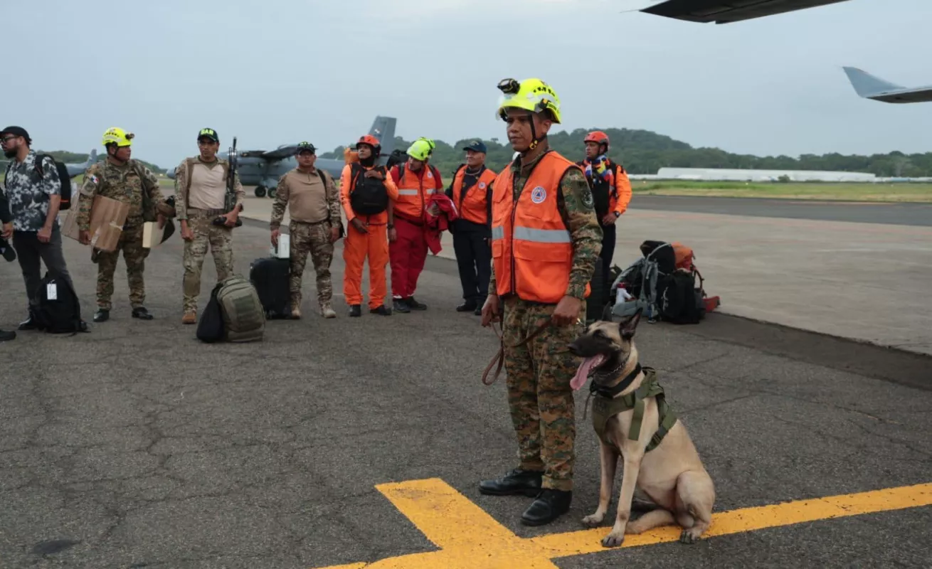 Rescatistas panameños rumbo a Venezuela. ¡Dios los proteja, hermanitos! 