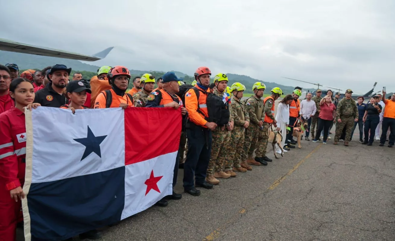 Rescatistas panameños rumbo a Venezuela. ¡Dios los proteja, hermanitos! 