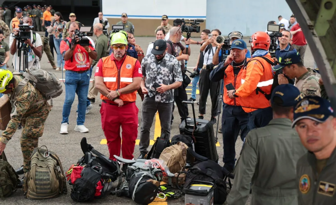 Rescatistas panameños rumbo a Venezuela. ¡Dios los proteja, hermanitos! 