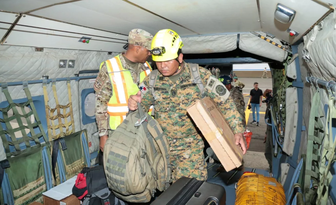 Rescatistas panameños rumbo a Venezuela. ¡Dios los proteja, hermanitos! 