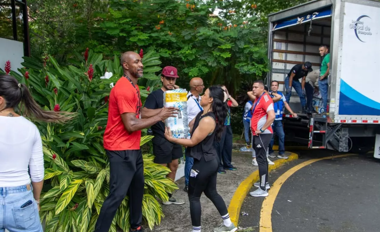 Rescatistas panameños rumbo a Venezuela. ¡Dios los proteja, hermanitos! 