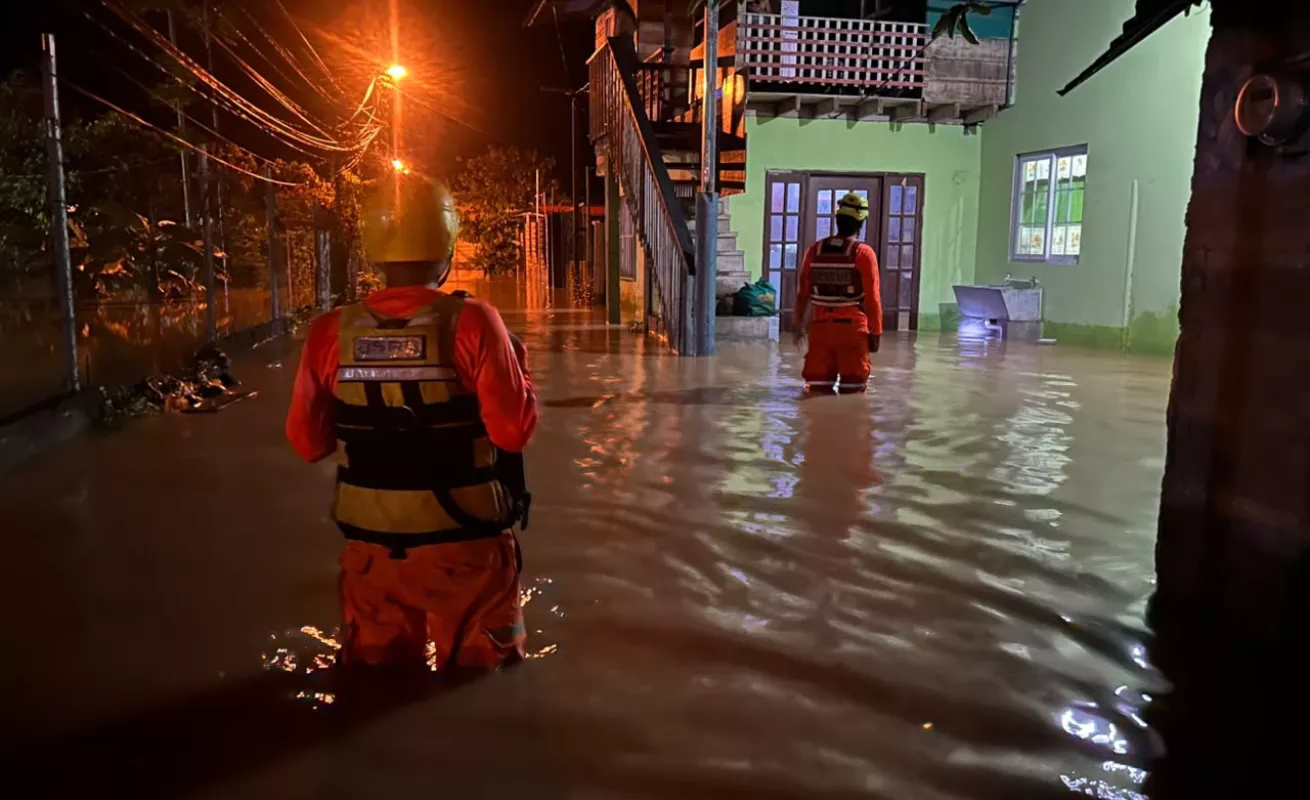 ¡Se ahogan en Almirante! Más de 300 casas bajo el agua