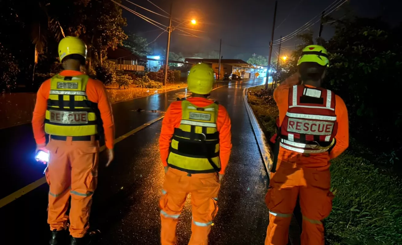 ¡Se ahogan en Almirante! Más de 300 casas bajo el agua