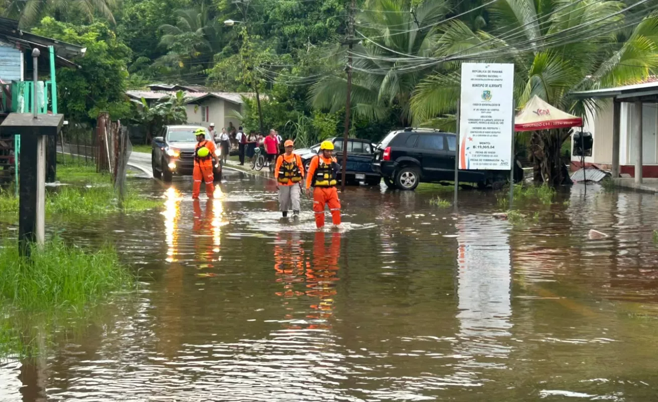 ¡Se ahogan en Almirante! Más de 300 casas bajo el agua