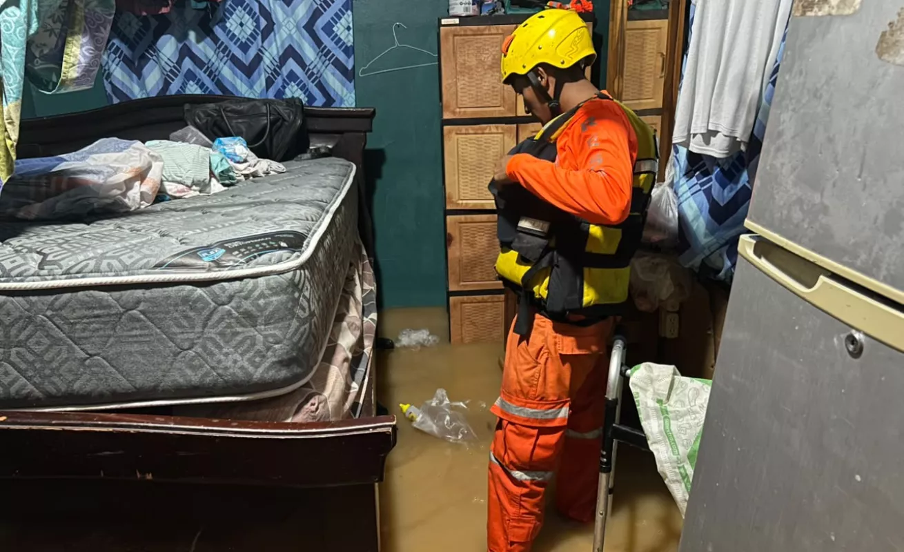 ¡Se ahogan en Almirante! Más de 300 casas bajo el agua