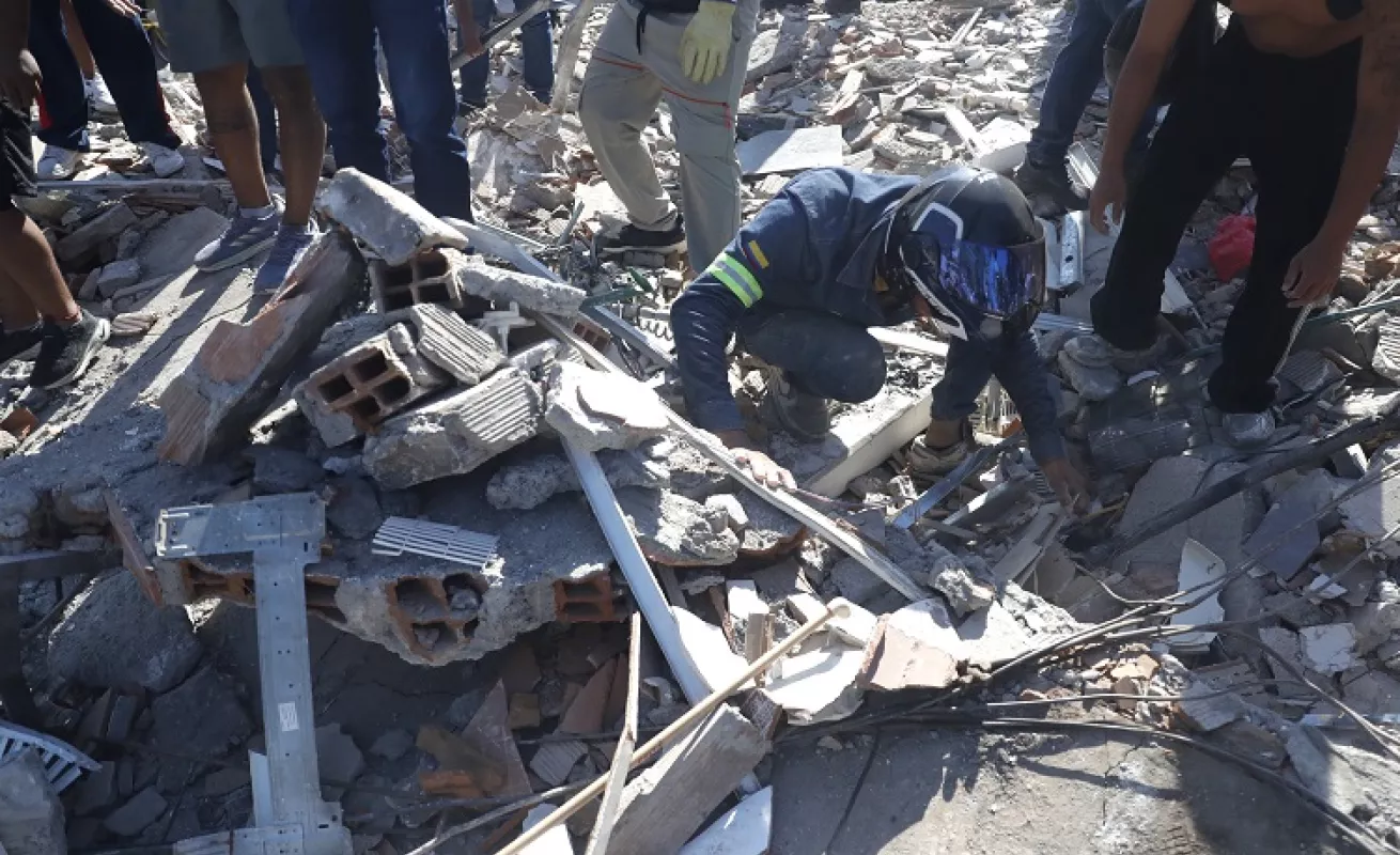 Colombia Terremoto: Rescatistas y ciudadanos buscan sobrevientes en edificios colapsados