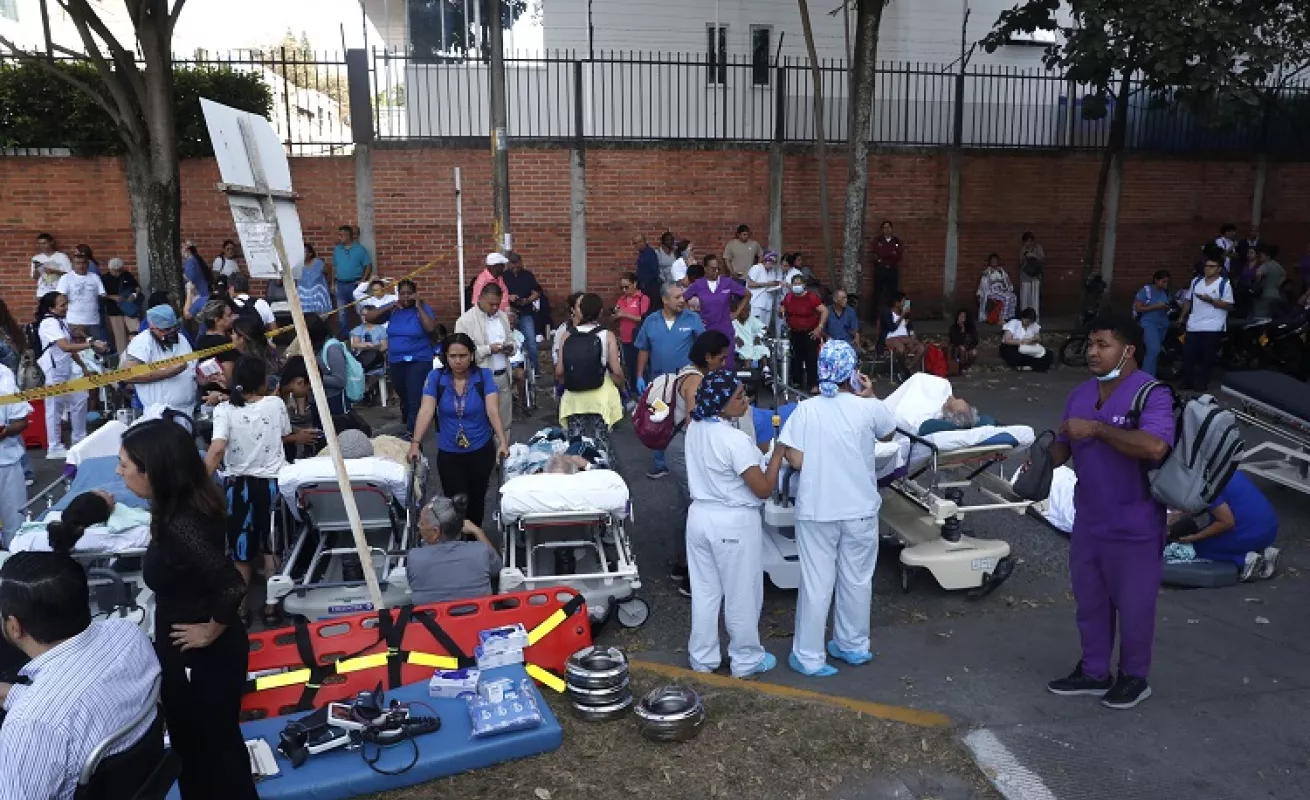 Colombia Terremoto: Rescatistas y ciudadanos buscan sobrevientes en edificios colapsados