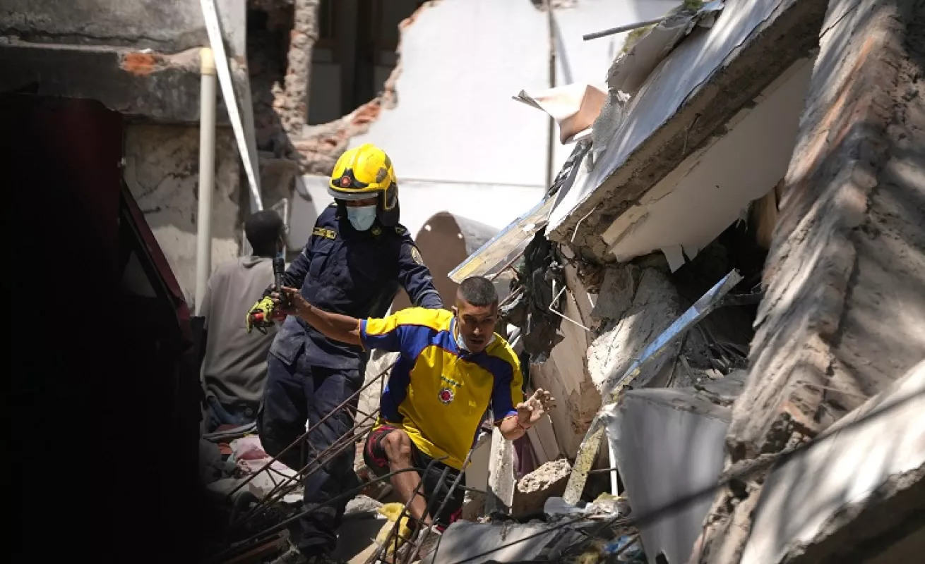 Colombia Terremoto: Rescatistas y ciudadanos buscan sobrevientes en edificios colapsados