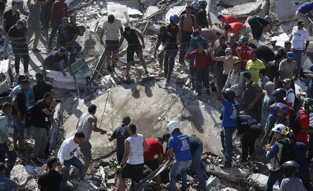 Colombia Terremoto: Rescatistas y ciudadanos buscan sobrevientes en edificios colapsados