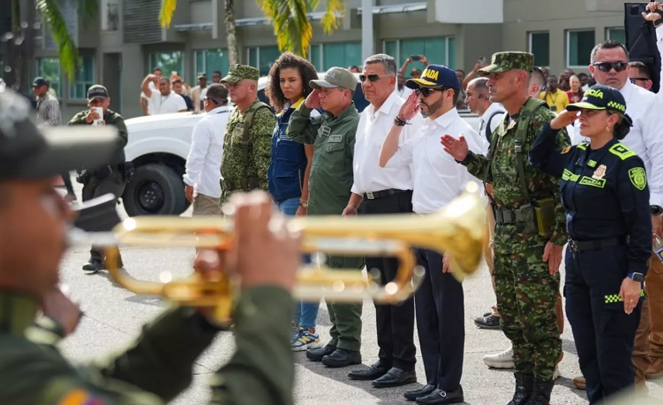 Colombia Terremoto: Rescatistas y ciudadanos buscan sobrevientes en edificios colapsados