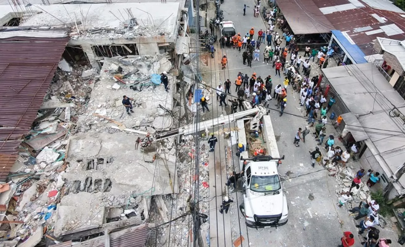 Colombia Terremoto: Rescatistas y ciudadanos buscan sobrevientes en edificios colapsados