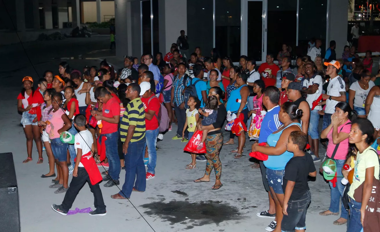 Coronación de Gina González, Mayuli Valencia y Jivelis Henríquez, reinas de San Miguelito. Fotos: Marly Domínguez
