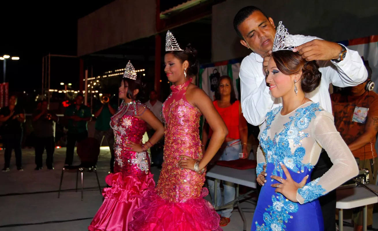 Coronación de Gina González, Mayuli Valencia y Jivelis Henríquez, reinas de San Miguelito. Fotos: Marly Domínguez