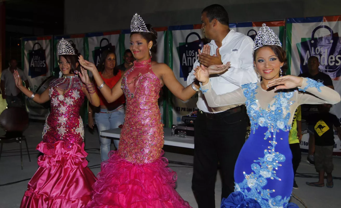Coronación de Gina González, Mayuli Valencia y Jivelis Henríquez, reinas de San Miguelito. Fotos: Marly Domínguez