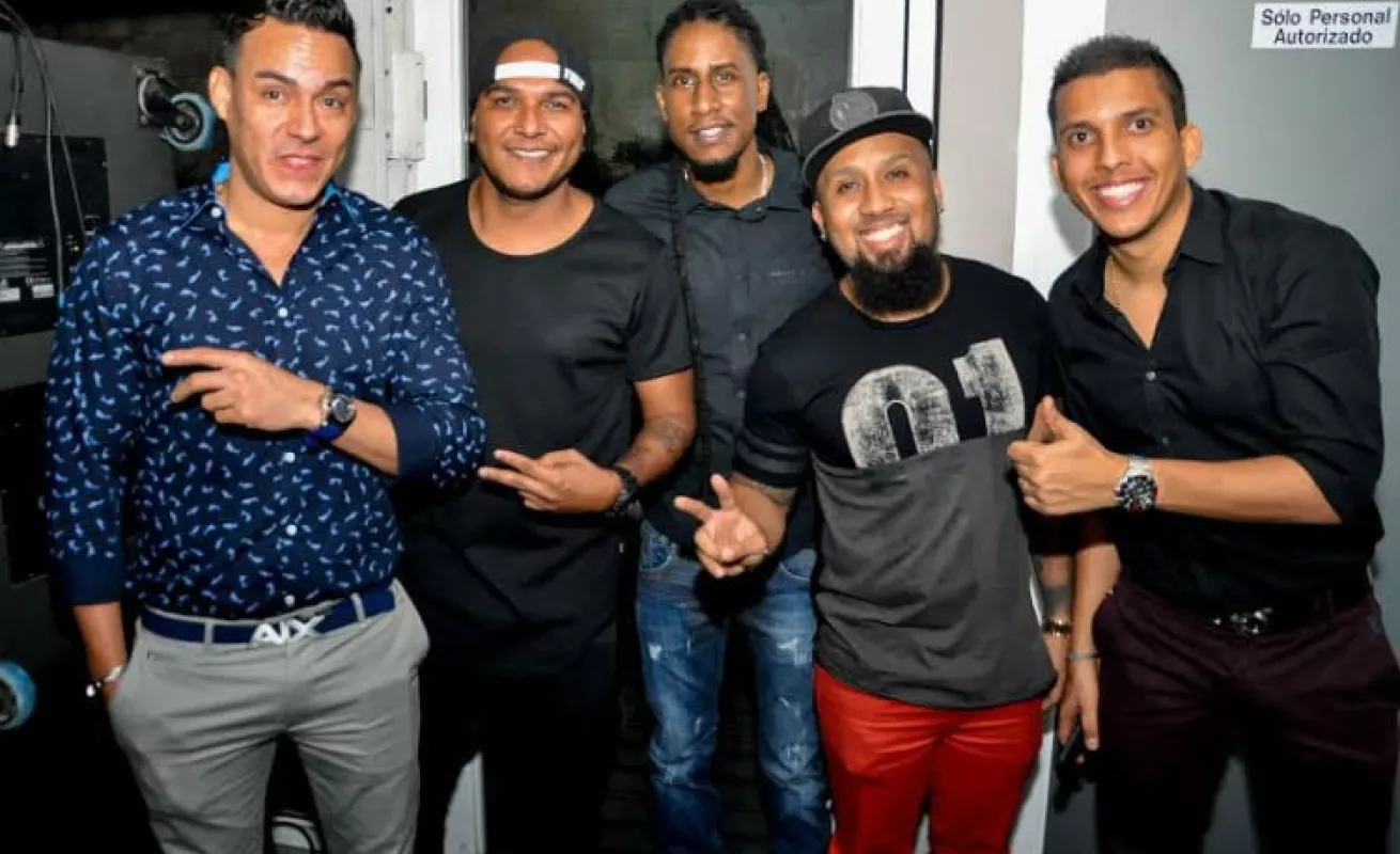 Eddy Lover deja todo su 'flow' romántico en la tarima con el Básico 40