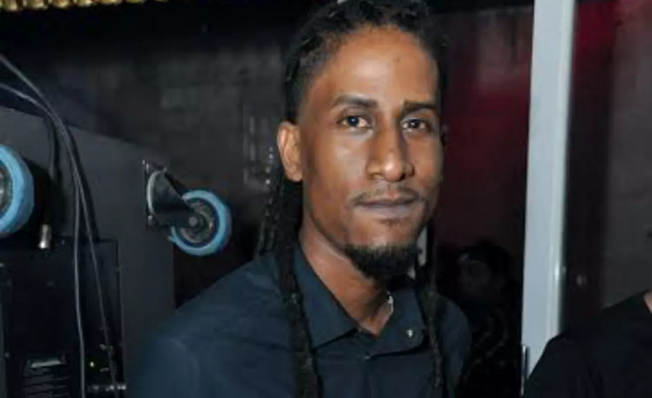 Eddy Lover deja todo su 'flow' romántico en la tarima con el Básico 40