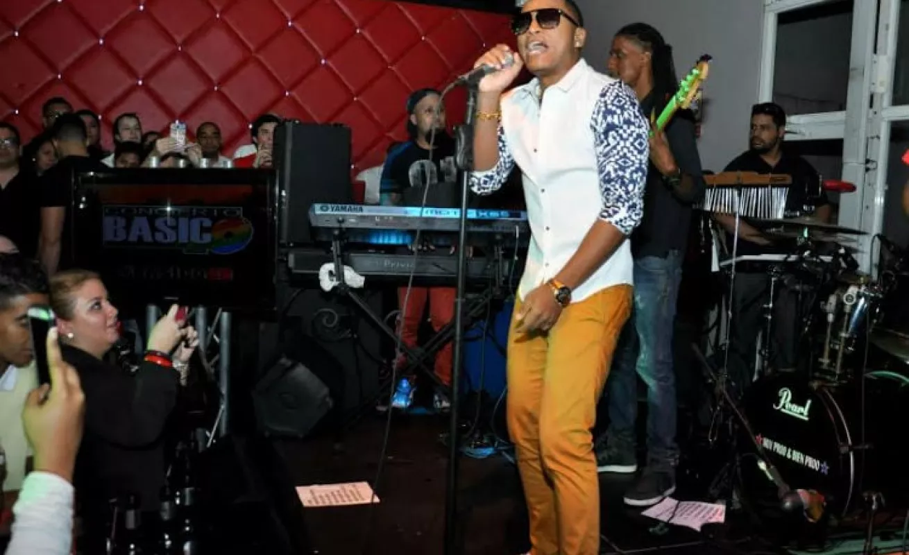 Eddy Lover deja todo su 'flow' romántico en la tarima con el Básico 40