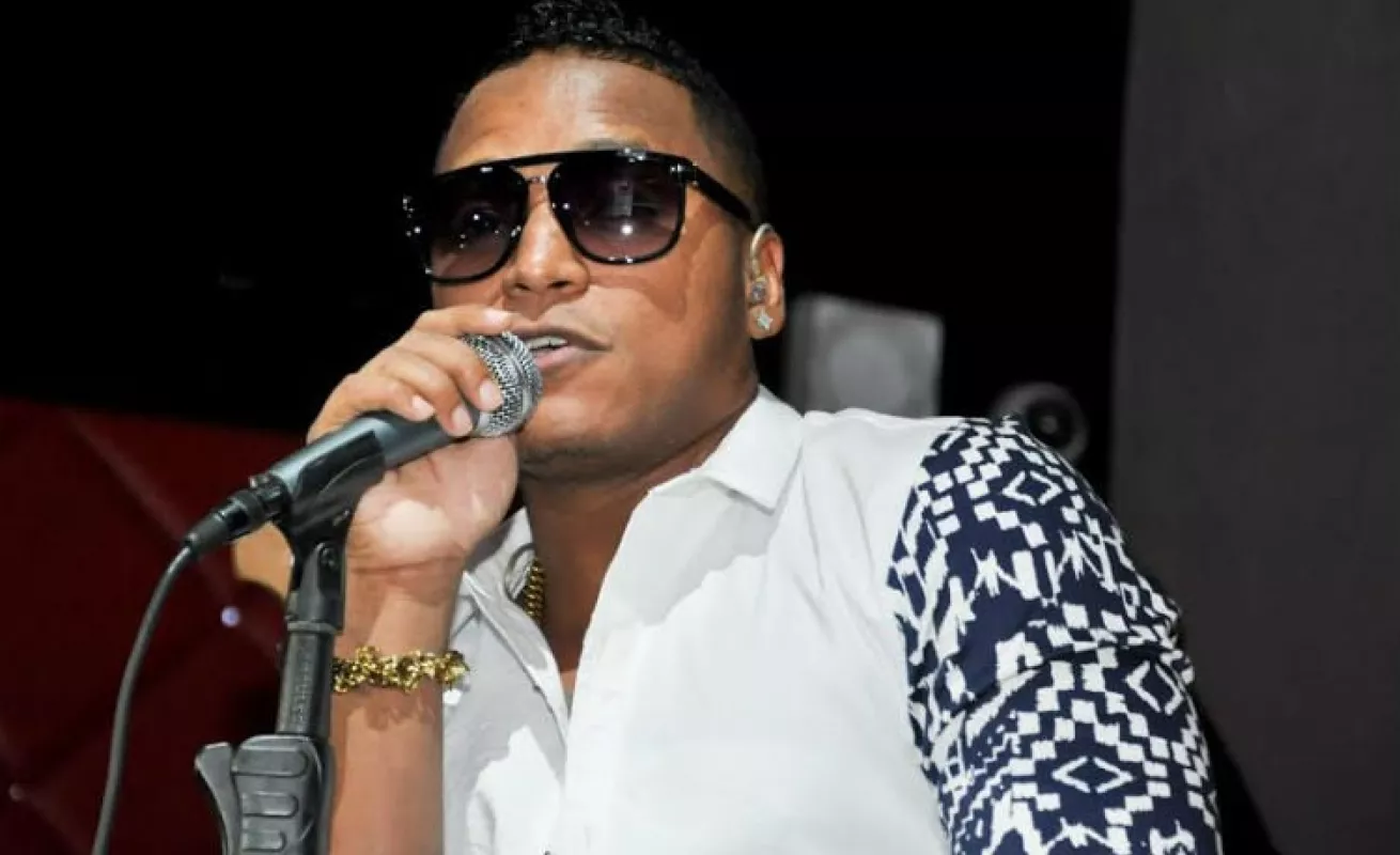 Eddy Lover deja todo su 'flow' romántico en la tarima con el Básico 40