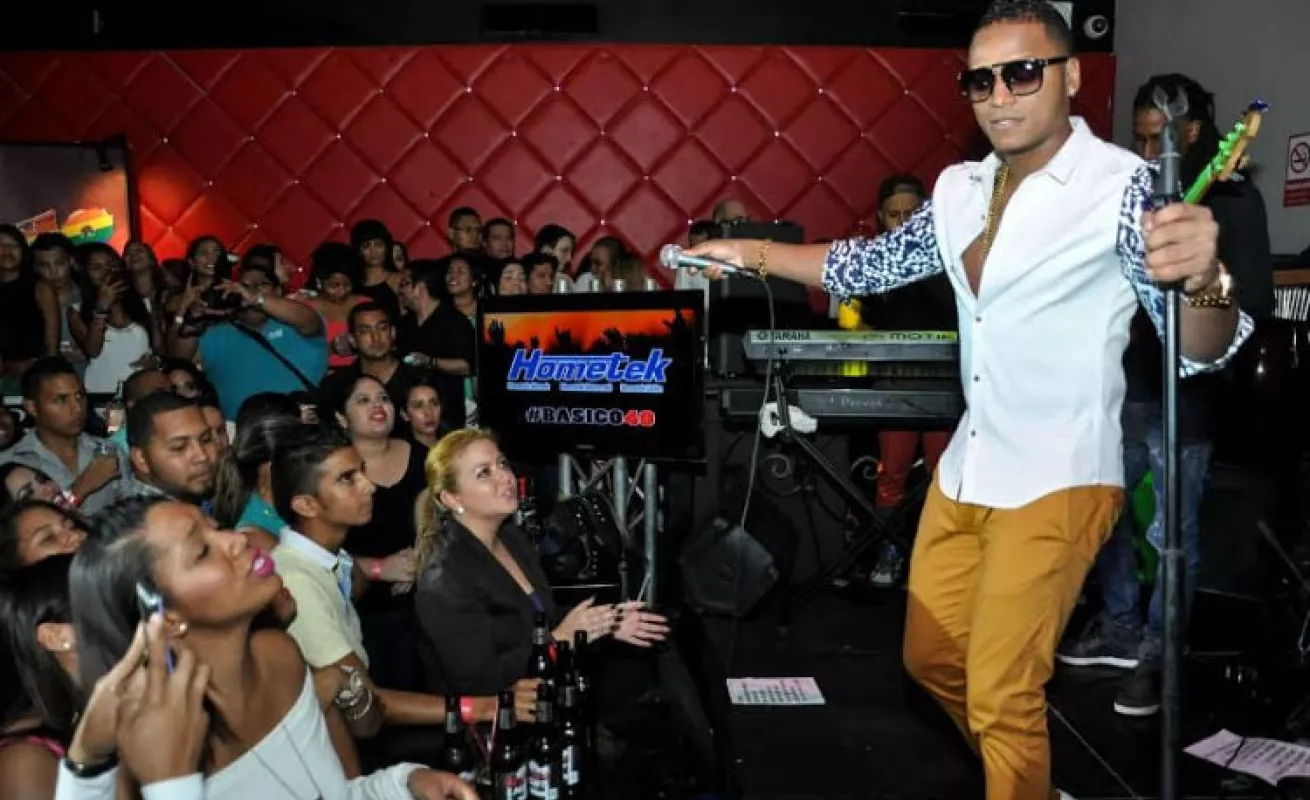 Eddy Lover deja todo su 'flow' romántico en la tarima con el Básico 40