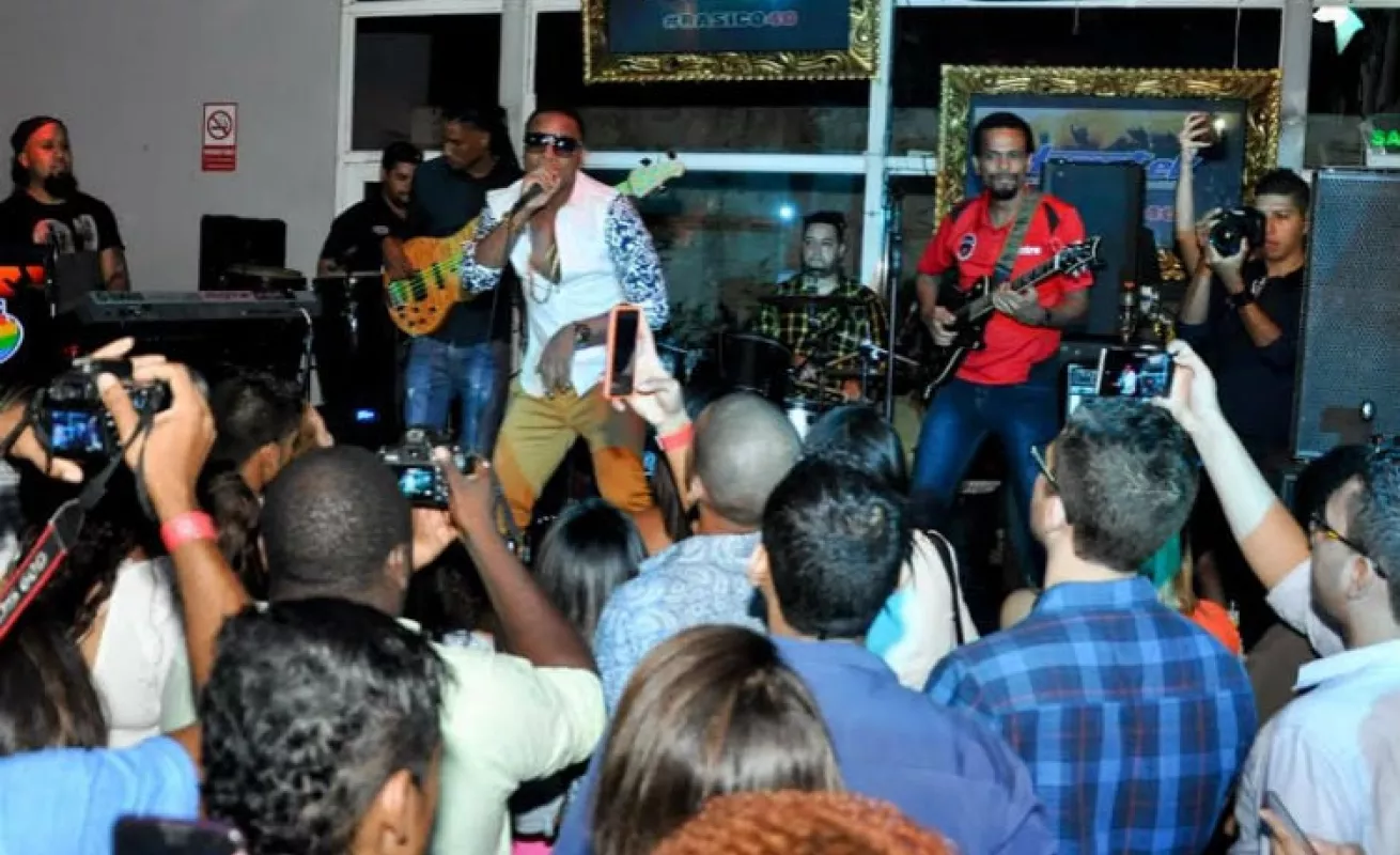 Eddy Lover deja todo su 'flow' romántico en la tarima con el Básico 40